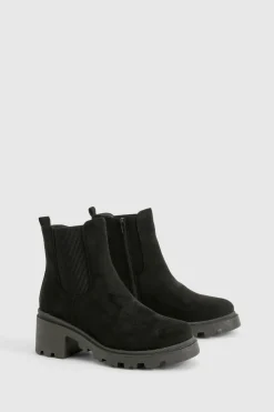 boohoo Bottes Chelsea à coupe large en faux suède à talon bloc bas< Looks De Rentrée|Bottines Chelsea