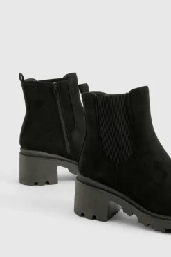 boohoo Bottes Chelsea à coupe large en faux suède à talon bloc bas< Looks De Rentrée|Bottines Chelsea