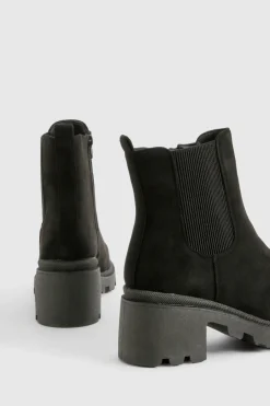 boohoo Bottes Chelsea à coupe large en faux suède à talon bloc bas< Looks De Rentrée|Bottines Chelsea