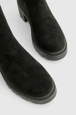 boohoo Bottes Chelsea à coupe large en faux suède à talon bloc bas< Looks De Rentrée|Bottines Chelsea