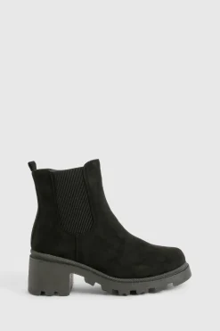 boohoo Bottes Chelsea à coupe large en faux suède à talon bloc bas< Looks De Rentrée|Bottines Chelsea
