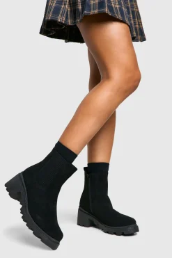 boohoo Bottes Chelsea à coupe large en faux suède à talon bloc bas< Looks De Rentrée|Bottines Chelsea