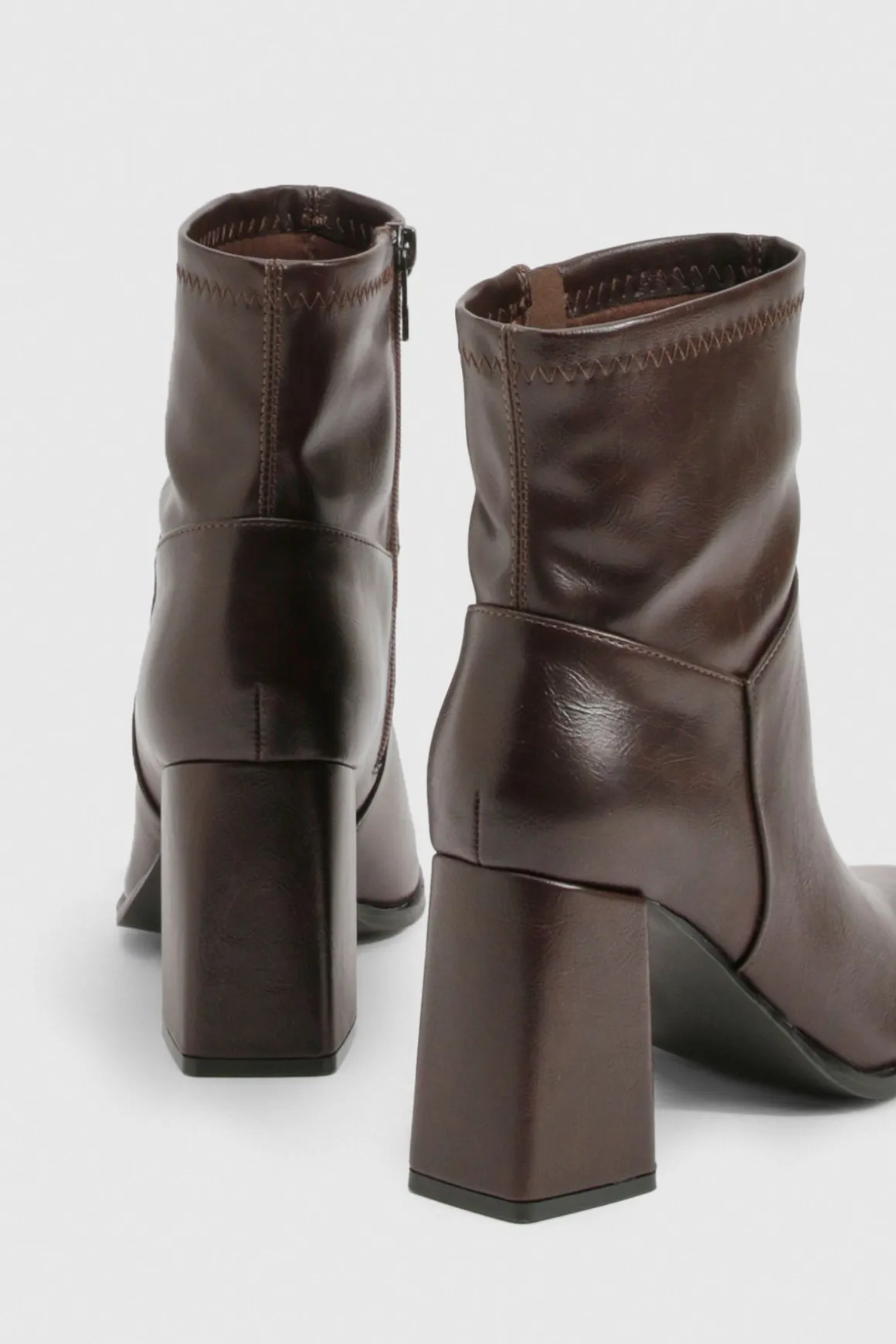 Bottes cheville à talon évasé style sock