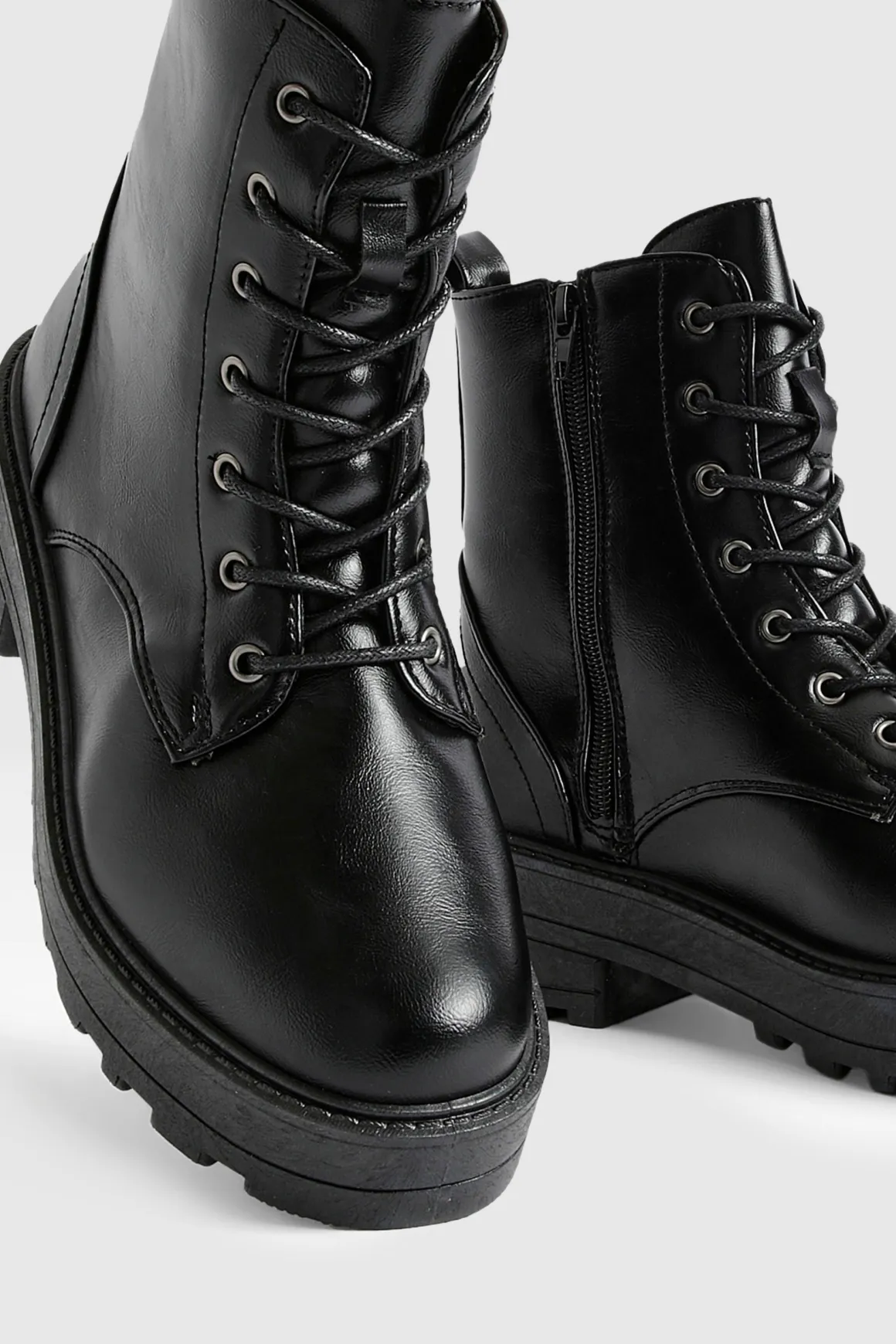 Bottes de randonneur chunky à laçage et coupe large
