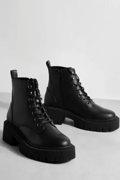 Bottes de randonneur à lacets massives avec détail d'onglet