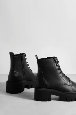 Bottes de randonneur à lacets massives avec détail d'onglet