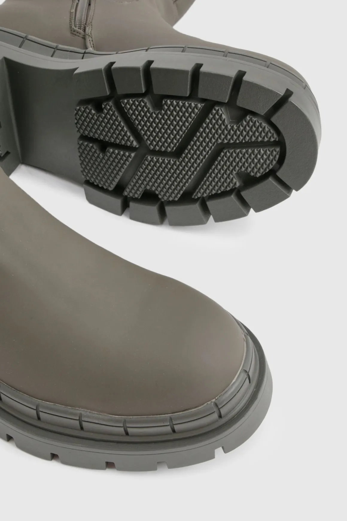 Bottes en caoutchouc à hauteur de mollet et à semelles épaisses