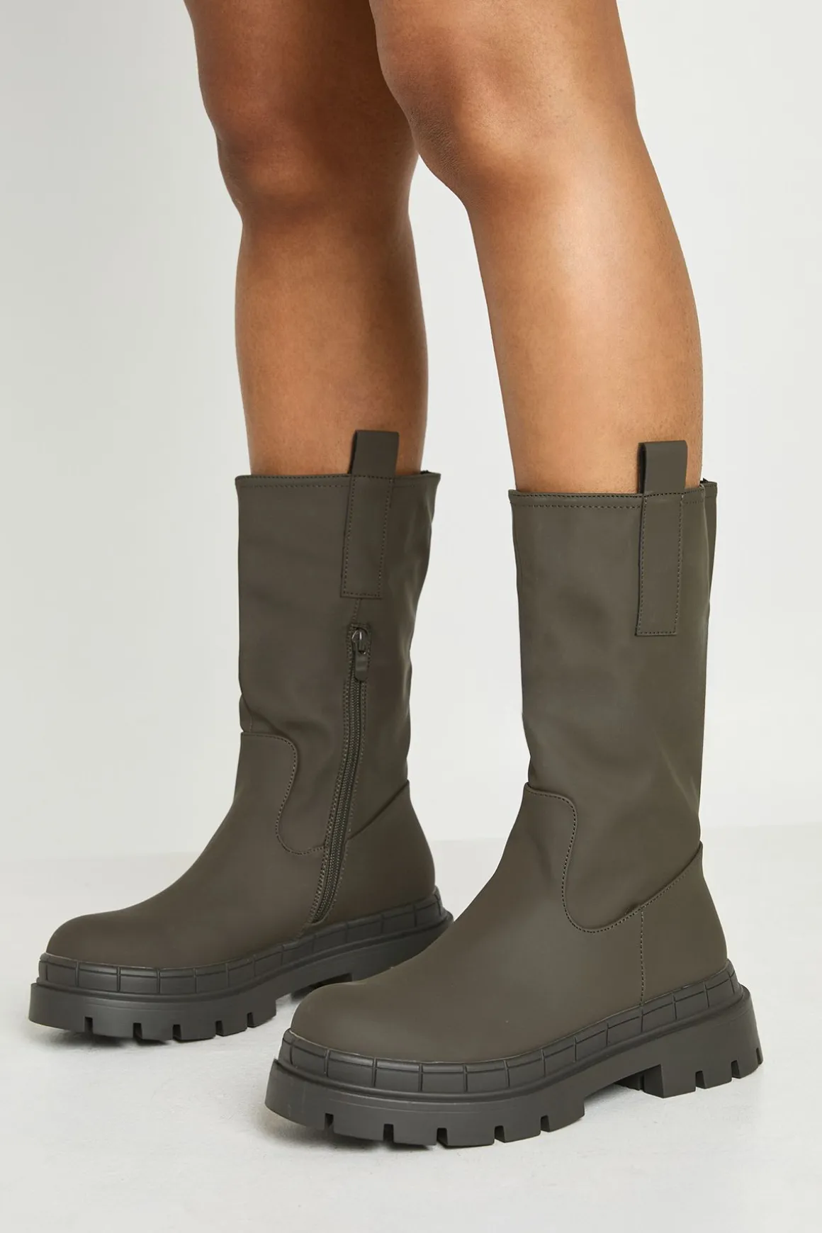Bottes en caoutchouc à hauteur de mollet et à semelles épaisses