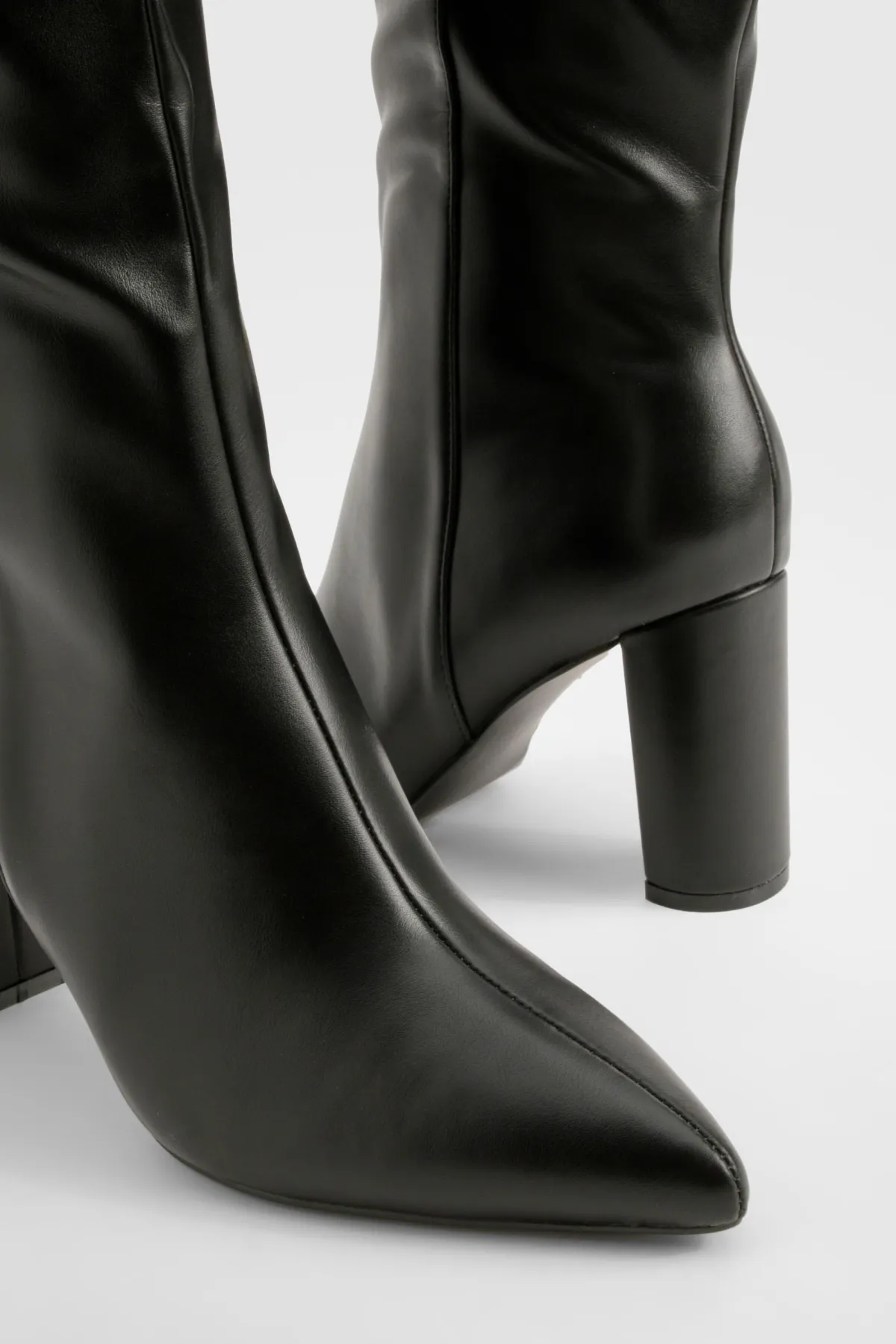 boohoo Bottes hautes à genou à bout pointu et à coupe ample< Bottes|Bottes Hautes