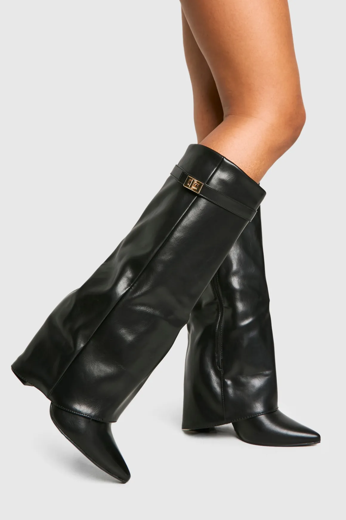 Bottes hautes jusqu'au genou avec détail de boucle et talon bloc repliable.