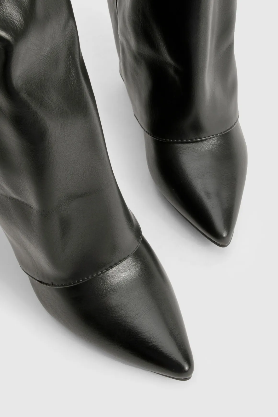Bottes hautes jusqu'au genou avec détail de boucle et talon bloc repliable.