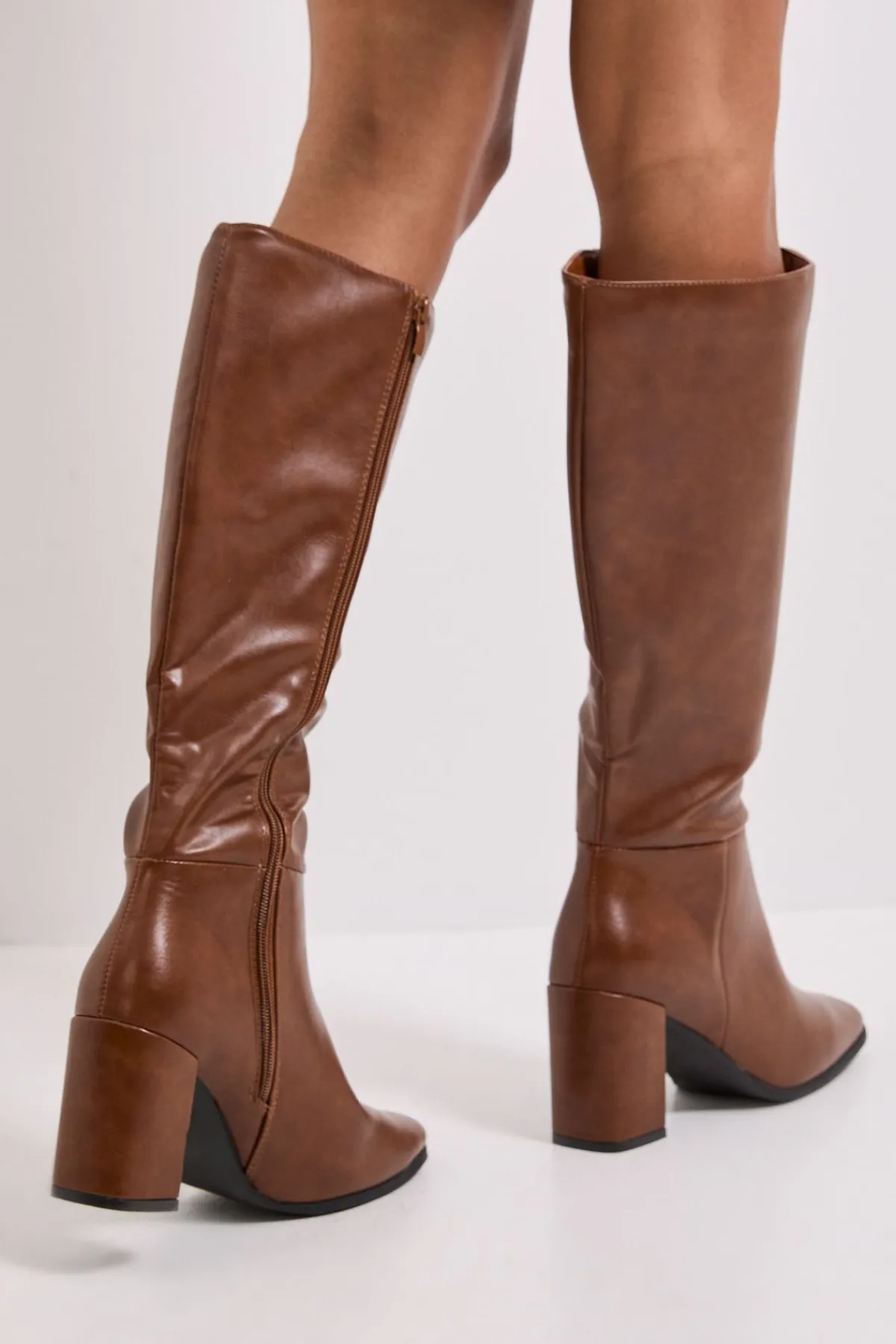 Dorothy Perkins Bottes Hautes Kristen à Bout Carré et Talon Haut en synthétique - Coupe Large< Bottes|Bottes Hautes