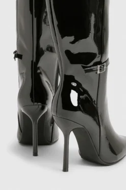 boohoo Bottes montantes en cuir verni stiletto avec détail de boucle et bout pointu< Bottes|Bottes Hautes