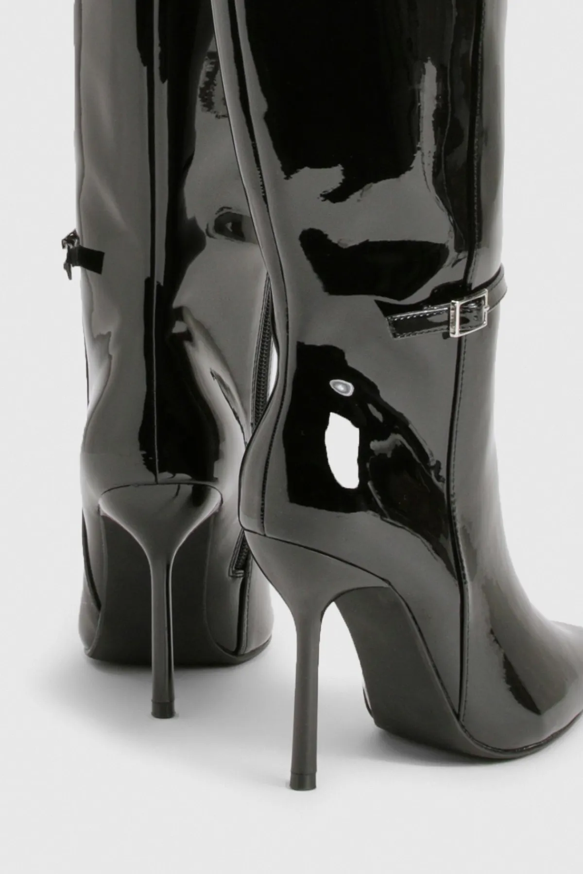 boohoo Bottes montantes en cuir verni stiletto avec détail de boucle et bout pointu< Bottes|Bottes Hautes