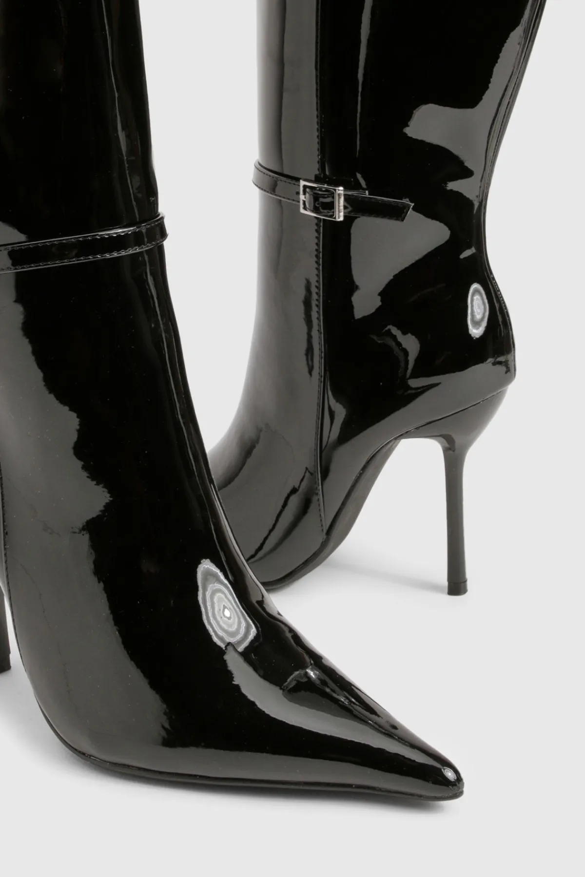 boohoo Bottes montantes en cuir verni stiletto avec détail de boucle et bout pointu< Bottes|Bottes Hautes