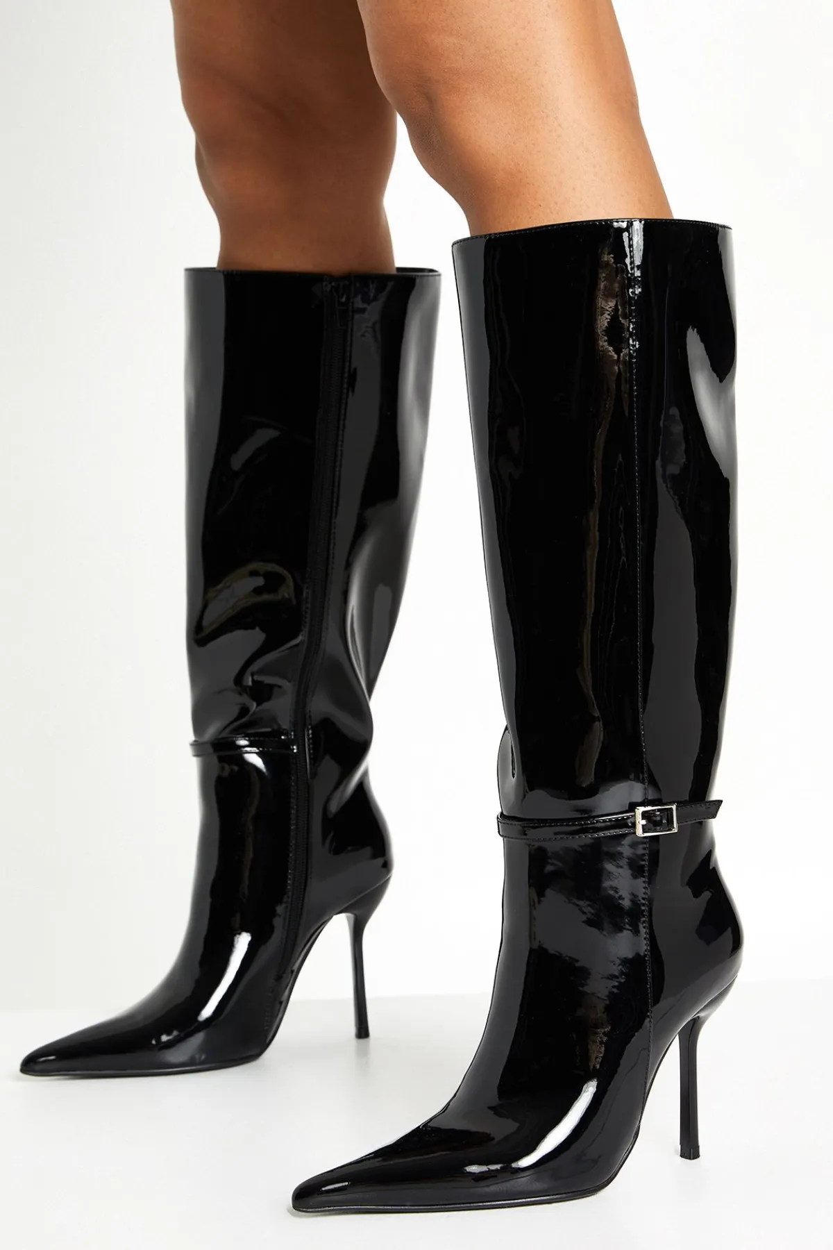boohoo Bottes montantes en cuir verni stiletto avec détail de boucle et bout pointu< Bottes|Bottes Hautes