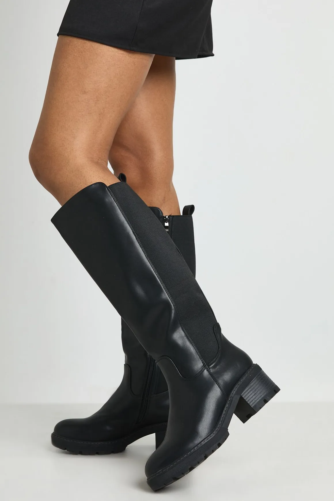 Bottes Montantes Larges À Détail Panneau Et Semelle Crantée