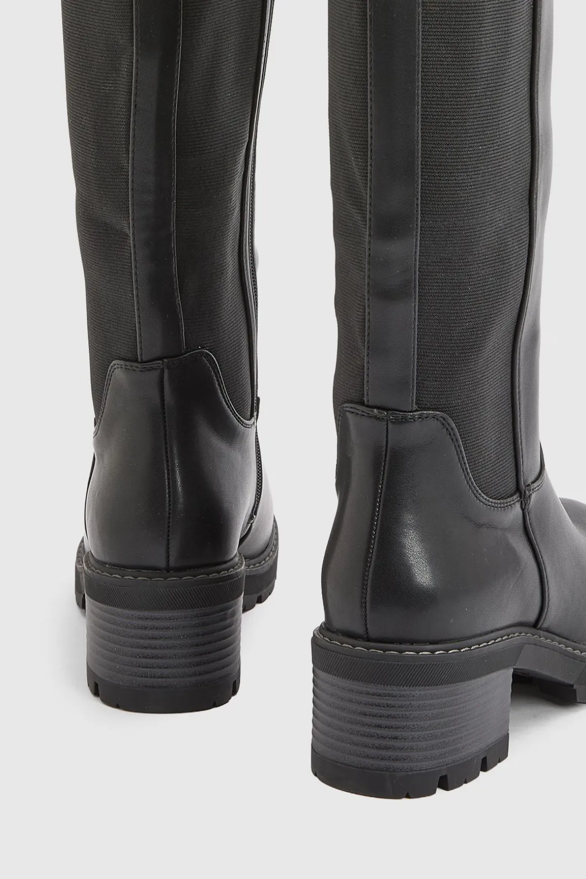 Bottes Montantes Larges À Détail Panneau Et Semelle Crantée