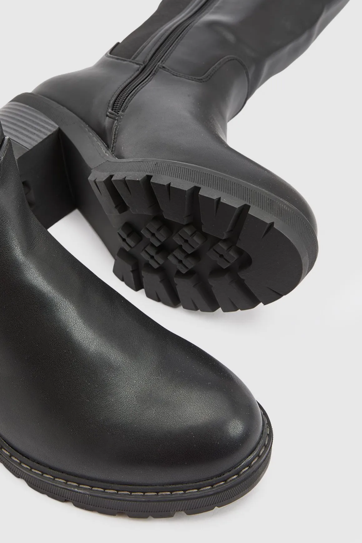 Bottes Montantes Larges À Détail Panneau Et Semelle Crantée