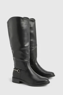 Bottes plates montantes jusqu'aux genoux aux détails de ferrures imposantes