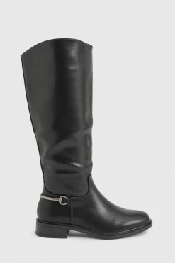 Bottes plates montantes jusqu'aux genoux aux détails de ferrures imposantes