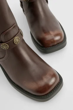 Bottes style western à large coupe avec détail de boucle