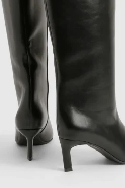 Bottes à talons hauts montantes jusqu'au genou, coupe large et bout pointu