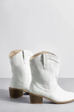 Bottes western à cheville, coupe large et détails de surpiqûres