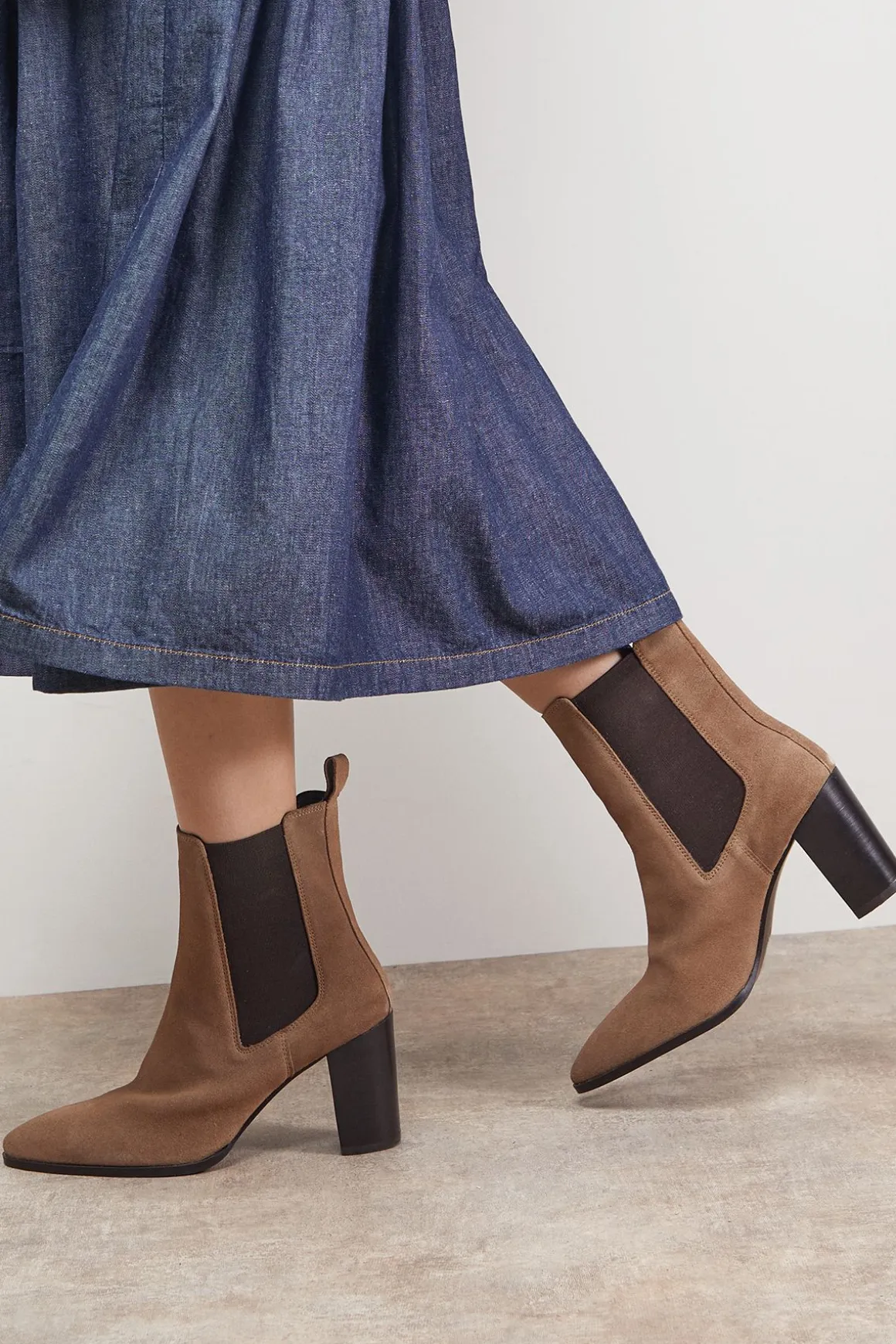 Bottines Chelsea à Talon Bloc en Daim Mousse