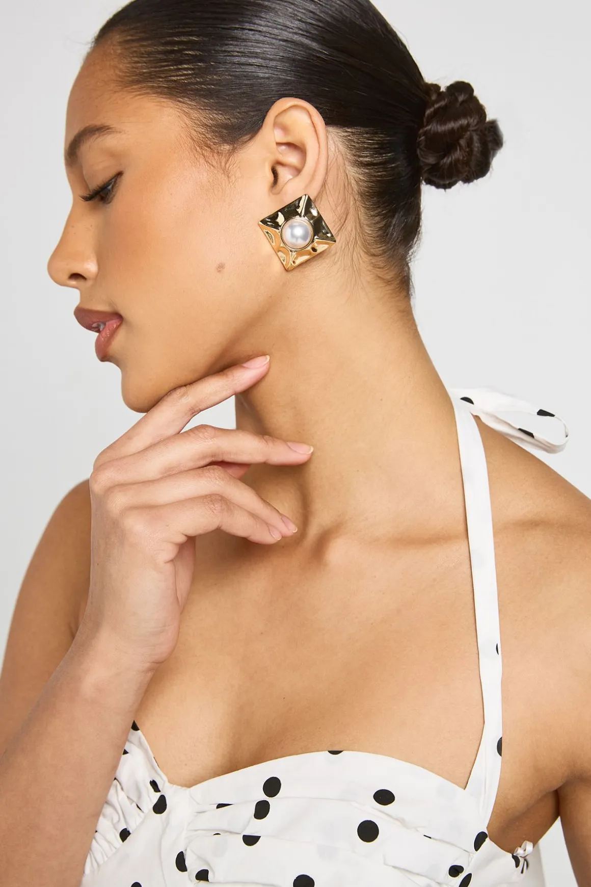 Boucles D'oreilles Clous Carrées Larges Avec Détail Perle