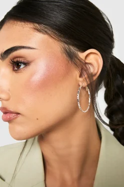 Boucles d'oreilles créoles larges ornées d'argent