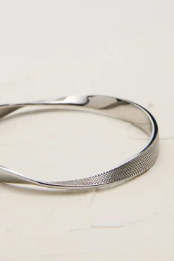 Bracelet manchette texturé torsadé étroit en ton argenté