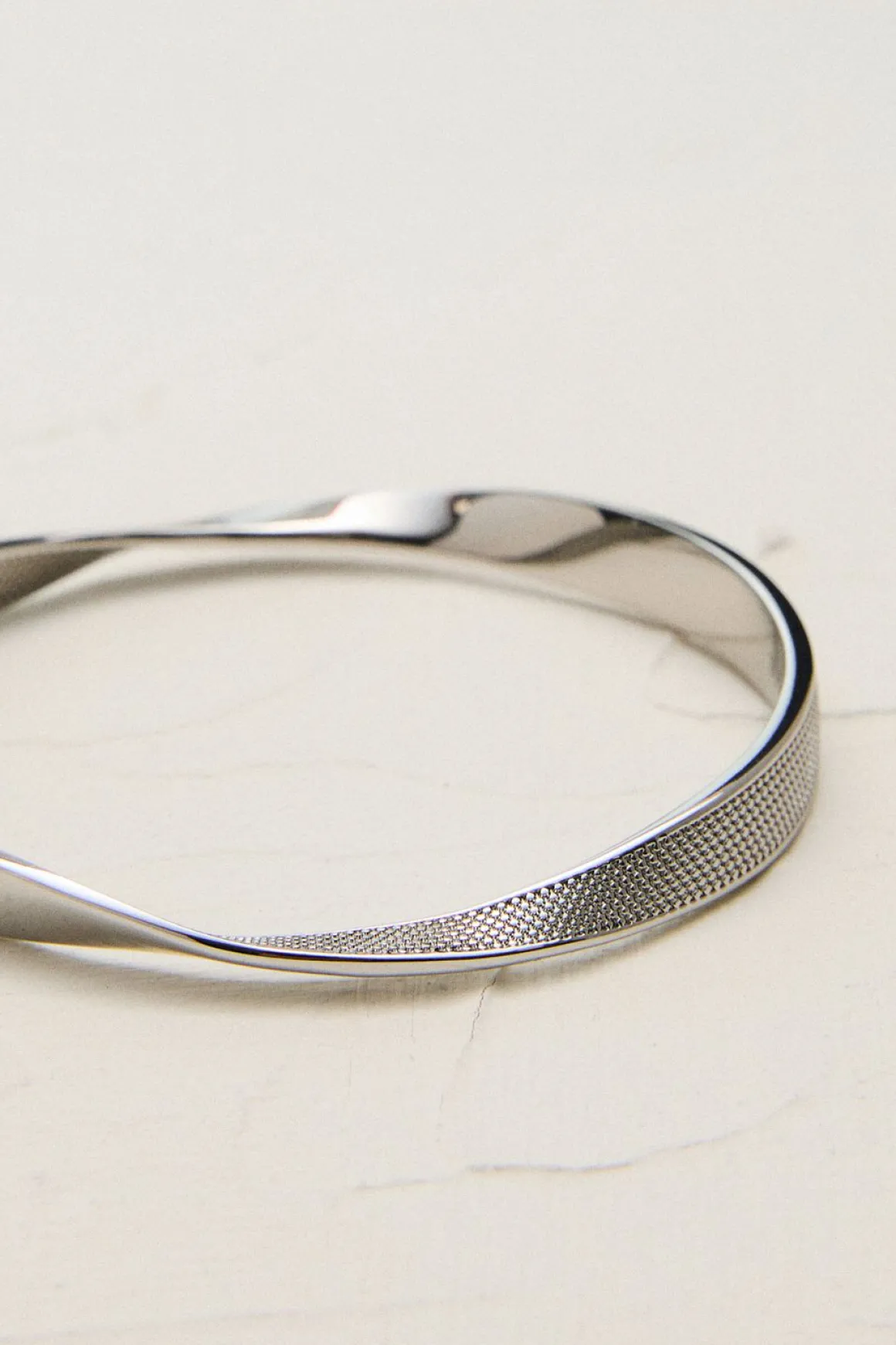 Bracelet manchette texturé torsadé étroit en ton argenté