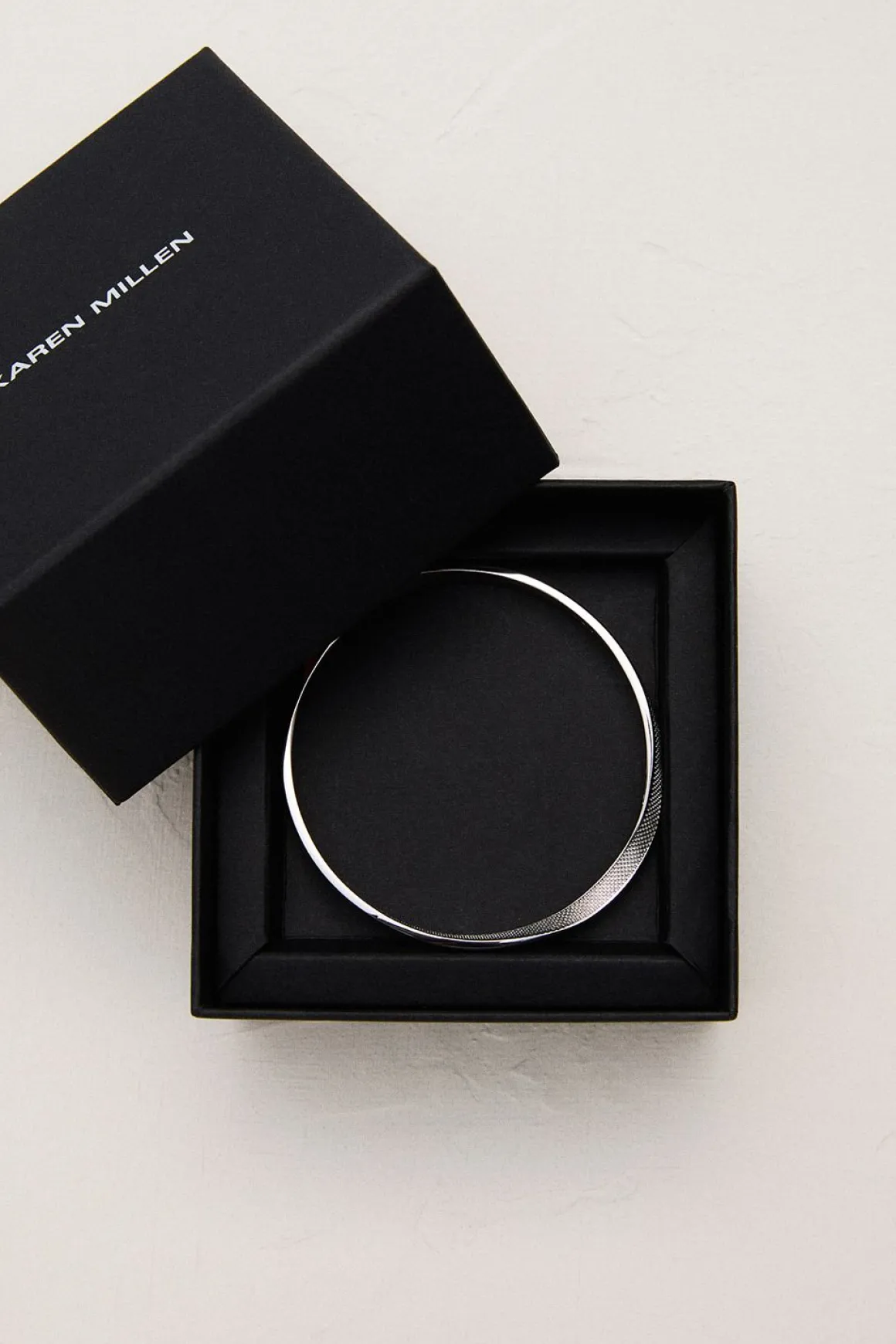 Bracelet manchette texturé torsadé étroit en ton argenté