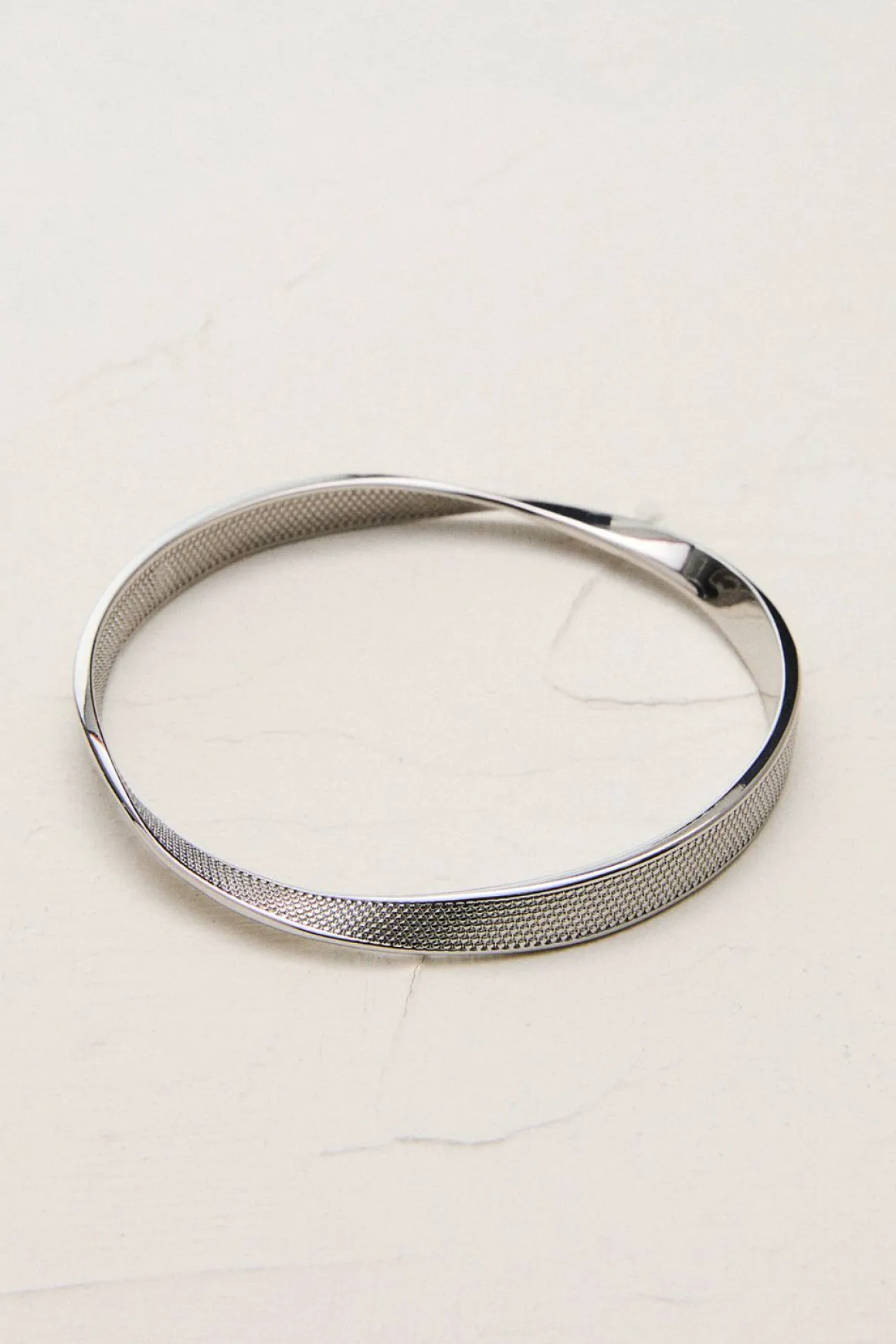 Bracelet manchette texturé torsadé étroit en ton argenté