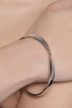 Bracelet manchette texturé torsadé étroit en ton argenté