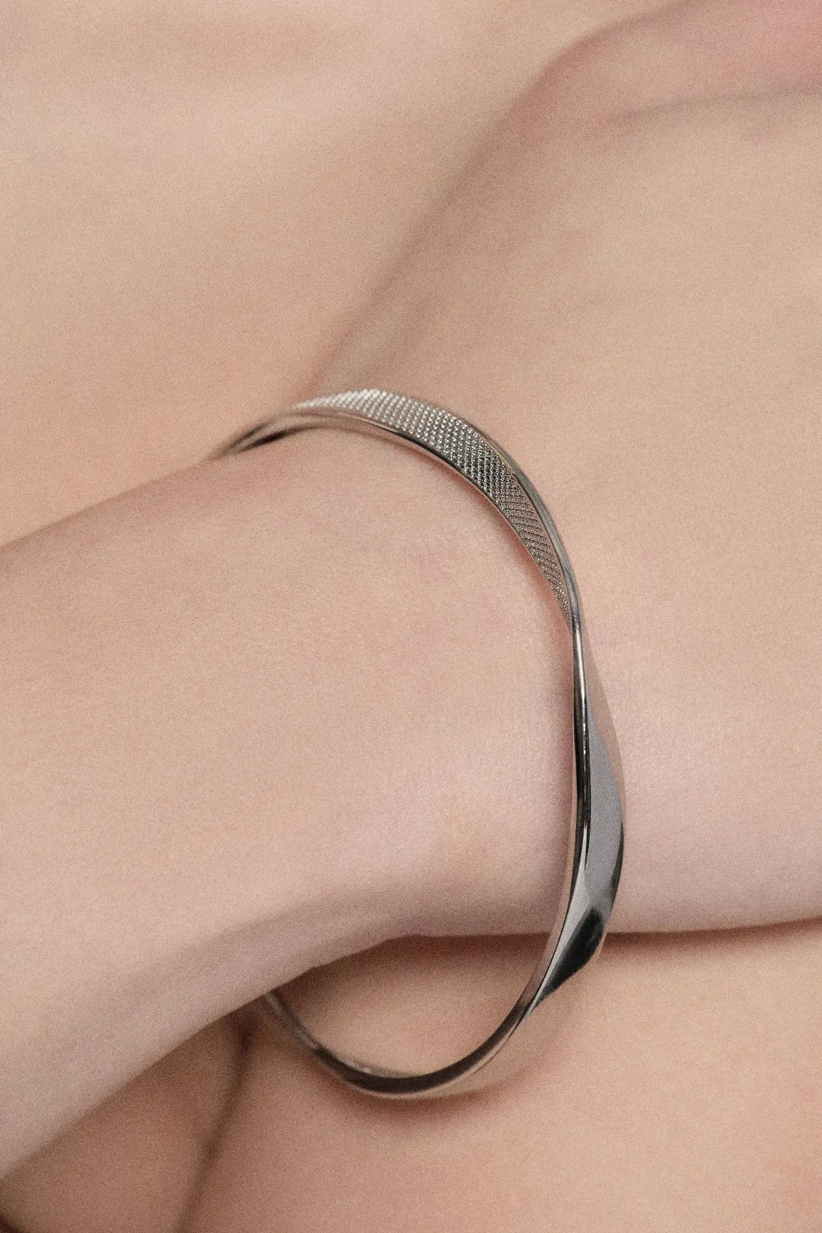 Bracelet manchette texturé torsadé étroit en ton argenté