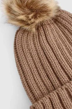 Béret en maille côtelée avec grand pompon en synthétique