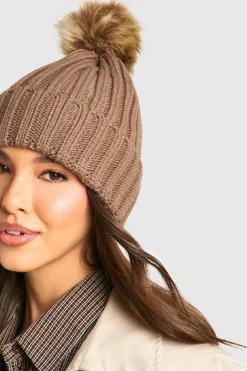Béret en maille côtelée avec grand pompon en synthétique