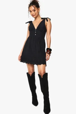 boohoo Broderie Robe Mini à Bretelles avec Détail de Nouage<Femme Robes Courtes|Robes Bohème