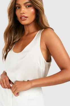 boohoo Camisole basique en satin à encolure échancrée<Femme Basiques|Satin Et Dentelle