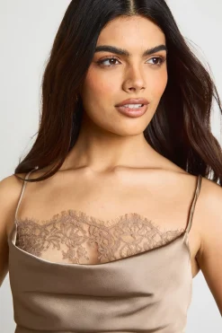 Camisole à col drapé en satin et dentelle