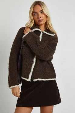 Cardigan boutonné traversant en tricot bouclé épais à garniture contrastante
