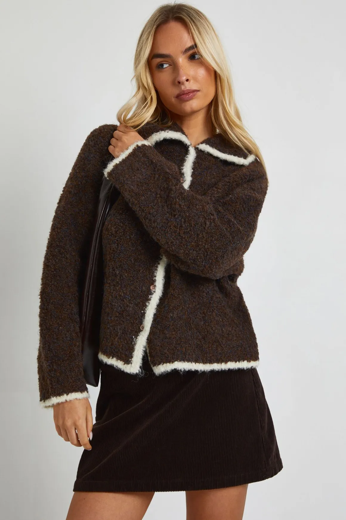 Cardigan boutonné traversant en tricot bouclé épais à garniture contrastante