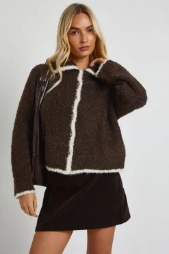 Cardigan boutonné traversant en tricot bouclé épais à garniture contrastante