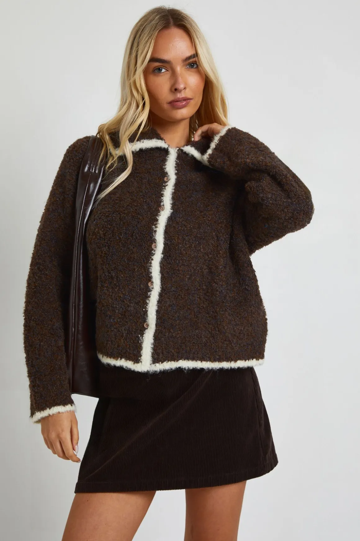 Cardigan boutonné traversant en tricot bouclé épais à garniture contrastante