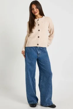 Cardigan en maille bouclée, à boutons sur le devant et détails sur la poche avant