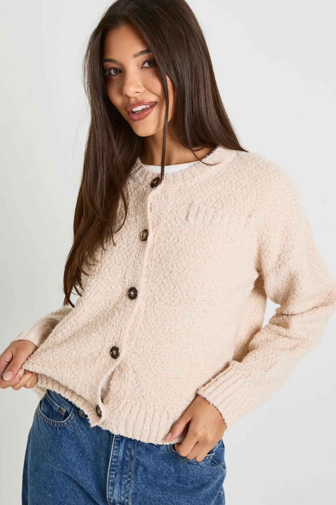 Cardigan en maille bouclée, à boutons sur le devant et détails sur la poche avant