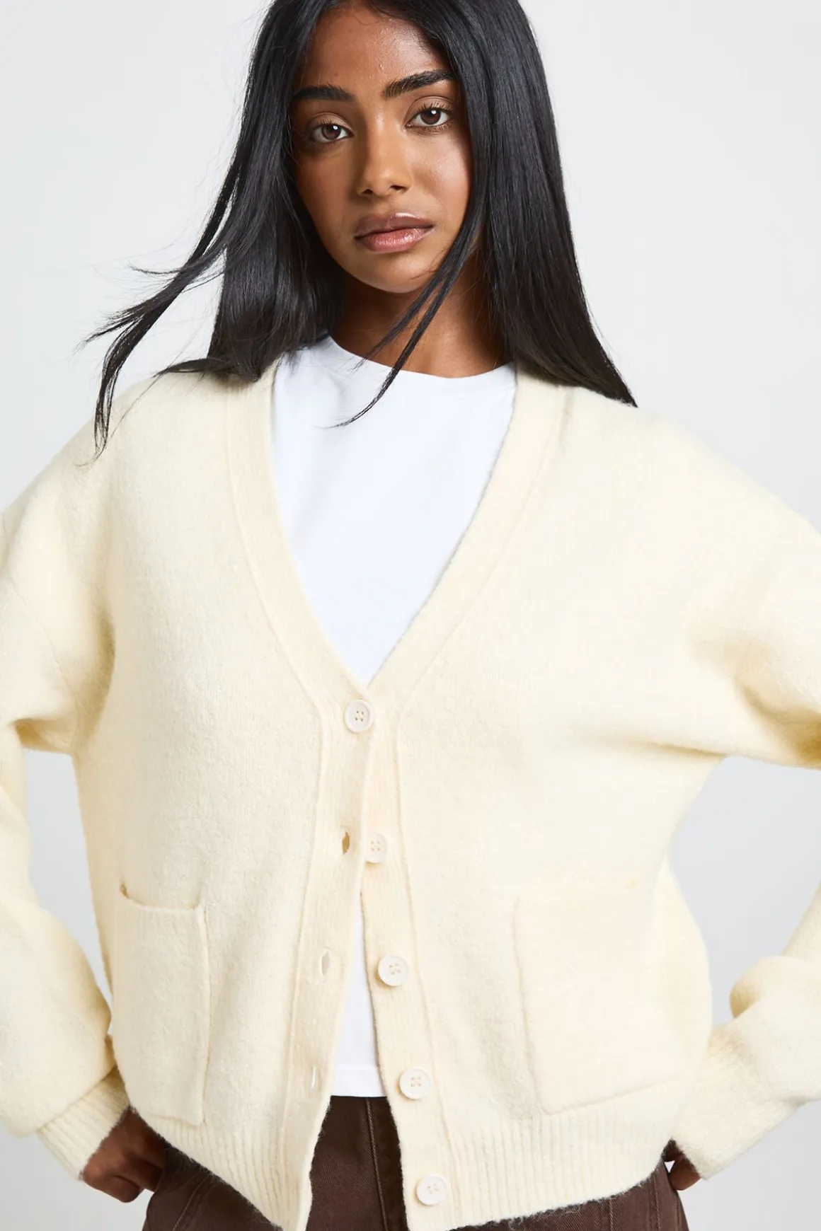 Cardigan En Maille Douce Col V Avec Poches Plaquées