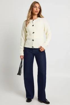 Cardigan en maille torsadée avec détails de bouton nœud